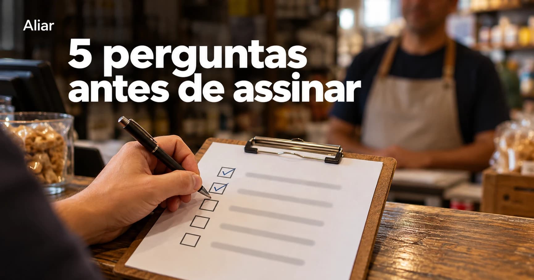 Mão marcando um checklist de 5 perguntas numa prancheta, no balcão de uma loja, com o texto 5 perguntas antes de assinar